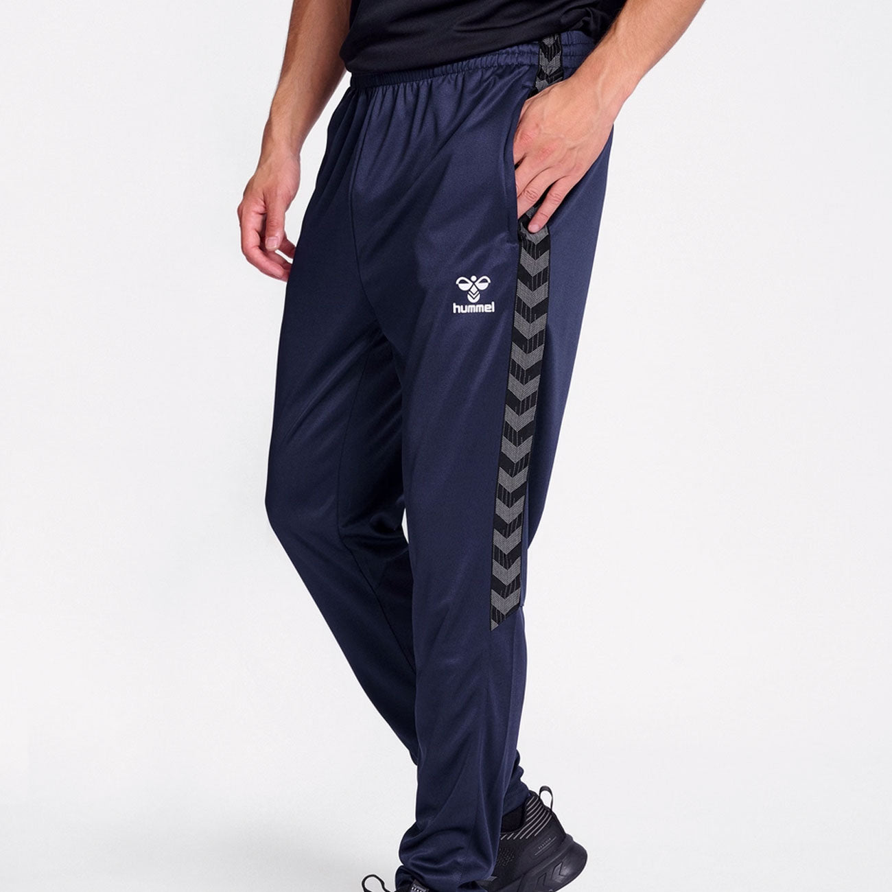 Hummel Core Football Pants Voetbalbroek voor heren, trainingsbroek met ribbels op de achterkant van de kuit, fitnessbroek, zwart en blauw, joggingbroek, comfortabele softshellbroek